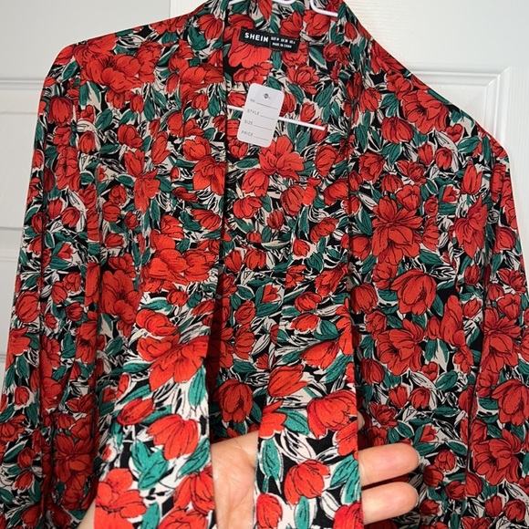 🌷Red Tulips Blouse - Picture 7 of 8